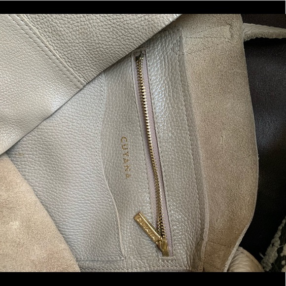 Cuyana Classic Leather Tote in Stone - Picture 6 of 8